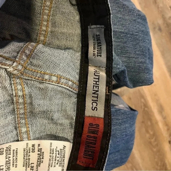 ~Signature Authentics Levi’s~ - Size 30 - Picture 2 of 6